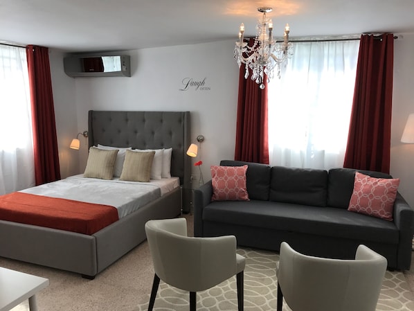 Area de sala con smart TV, sofa cama Queen en el que puede acomodar a 2 personas