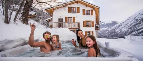 Chalet Broski - private terrace with jacuzzi