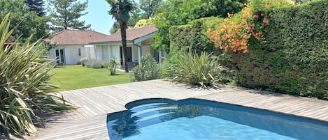 Piscine (liner gris) au fond du jardin