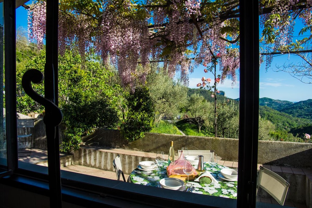 Calice Ligure: Rural House of 1700 immersed in the greenery of nature.