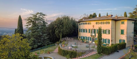 Villa Petrolo garden overview