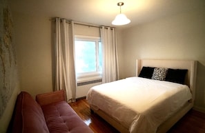 Bedroom with a view on the parc. Queen size bed and double size futon