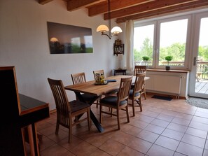 Esstisch mit Blick in den Garten
