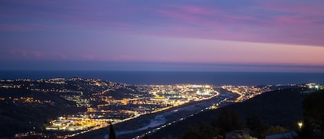 La nuit, la mer, le fleuve, la ville de Nice