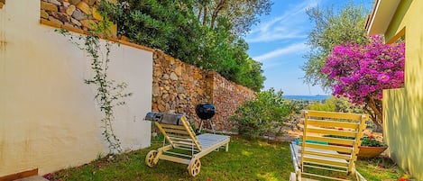 the beautiful seasight on Isola dei Cavoli from the private courtyard