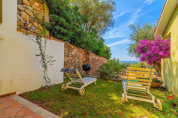 the beautiful seasight on Isola dei Cavoli from the private courtyard