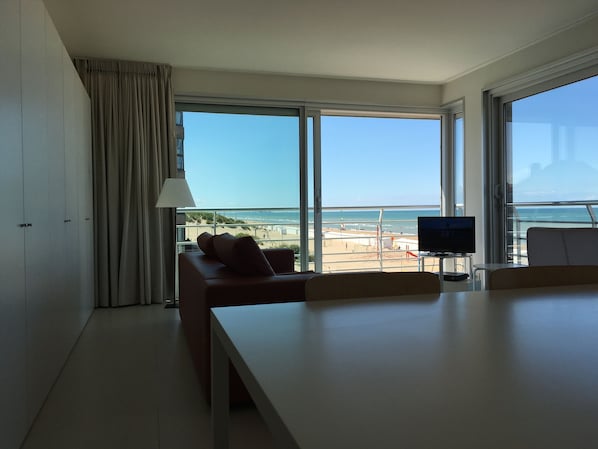 Master room with a view of the dunes, beach and sea.