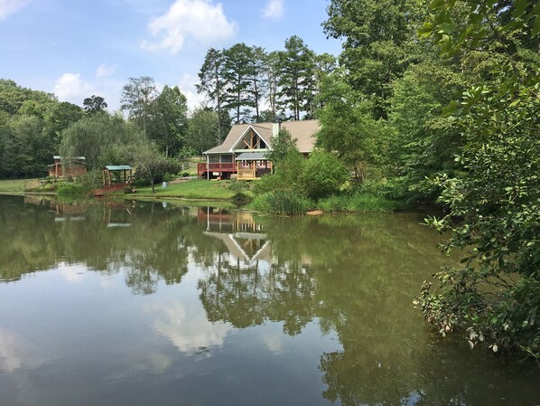 Peaceful, relaxing hideaway. Not "in town" but close to adventure and amenities