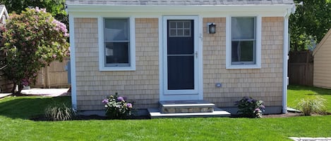 Newly rebuilt Cape Cod Saltbox cottage, open-plan, sleeping loft, & 16 windows! 