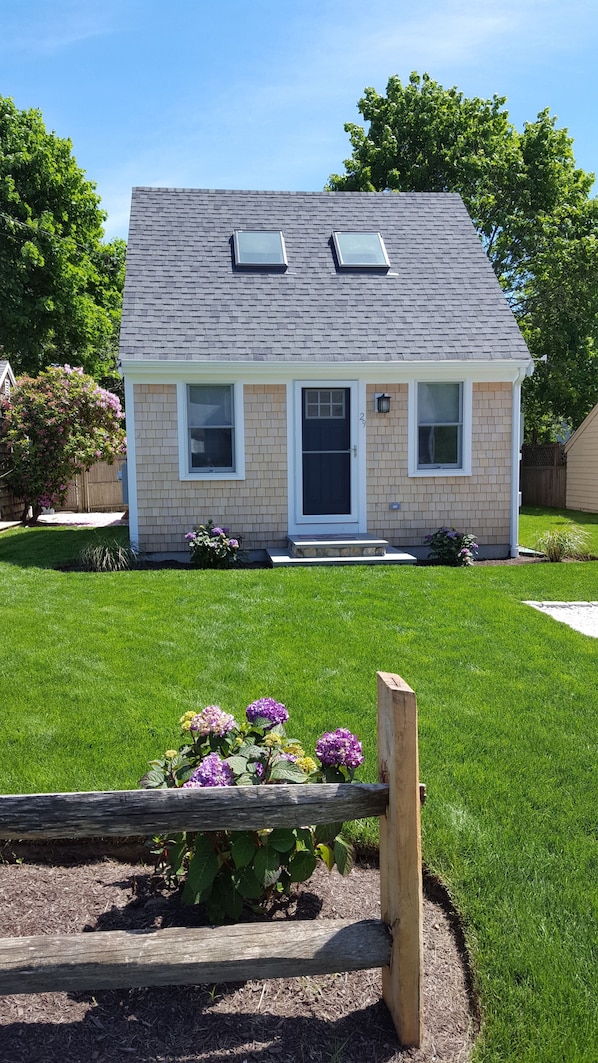 Newly rebuilt Cape Cod Saltbox cottage, open-plan, sleeping loft, & 16 windows! 