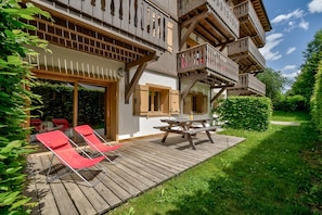 Terrasse ensoleillée avec mobilier extérieur
