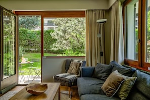 Porte vitrée donnant sur la terrasse depuis l'espace de vie