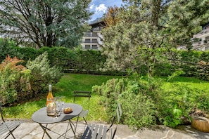 Terrasse en pierre donnant sur les jardins