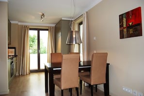 Dining area with table (1,80 m) - expanded for 4 - 6 Persons
