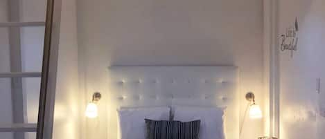 Habitación con cama Queen que permite acomodar a dos personas.