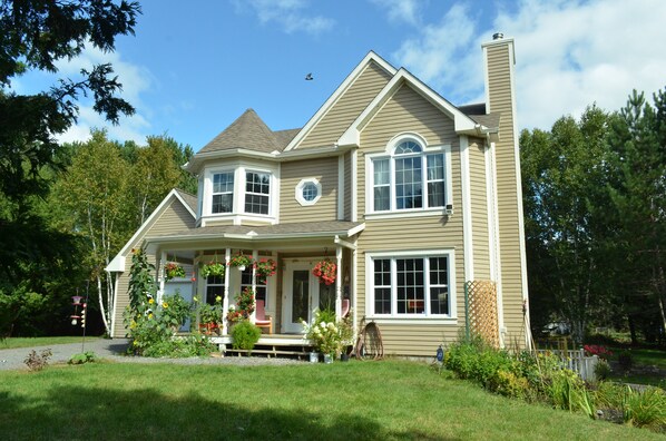 BB Saffron Tremblant, 4BR/3BA, Fits 7-9 Guests, Pet Friendly