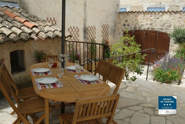 Jardin fleuri au coeurdu village  mais au calme