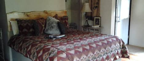 Beautifully furnished Native American Themed cabin.