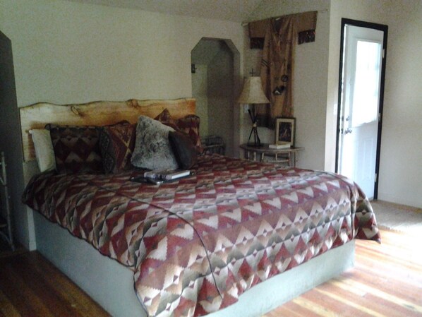 Beautifully furnished Native American Themed cabin.