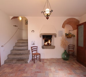 The hall shared between Montegonfoli 5 and 6. True rustic, true Tuscany!