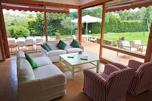 Salotto da pranzo con vista sul giardino