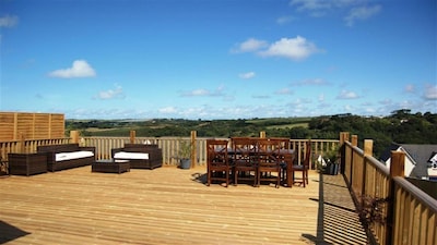 Family friendly cottage with large hot tub on private road