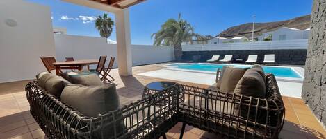 Amplia terraza con mobiliario exterior y piscina privada climatizada mediante bomba de calor
