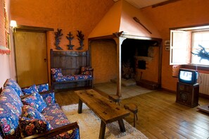 Large living room with fireplace, dinning area, free Wi-Fi, TV and board games 