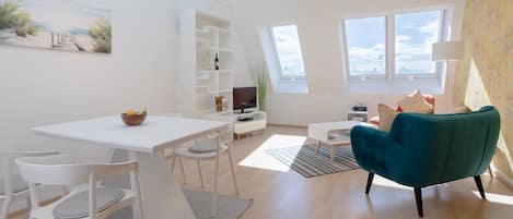 Living Room with Dining table, the view from the windows is Karlskirche