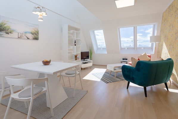 Living Room with Dining table, the view from the windows is Karlskirche