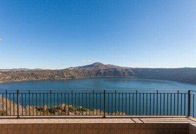 Casa Lucia con vistas al lago de Castel Gandolfo