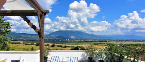 Terrazza con pergola e solarium, vista spettacolare sulla valle di Assisi