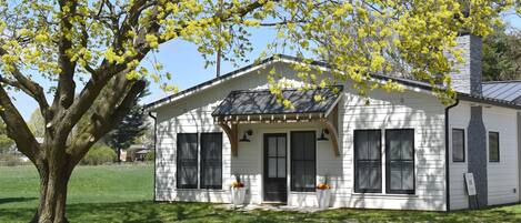 Cute and comfy 1-bedroom farmhouse perfect for a football weekend getaway.