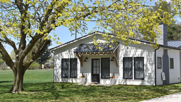 Cute and comfy 1-bedroom farmhouse perfect for a football weekend getaway.