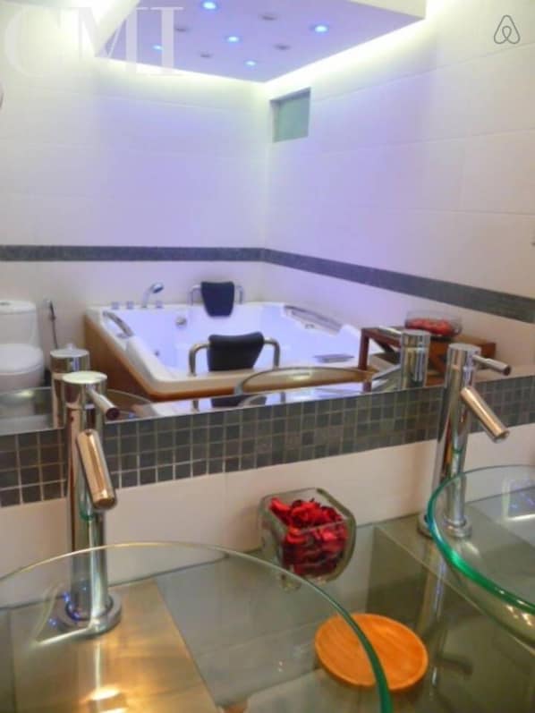 SALLE DE BAIN CHAMBRE PRINCIPALE (1ere vue)