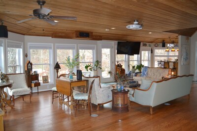 History Room in Paradise Bed and Breakfast on Lake Martin