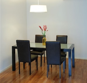 Luminous dining area with table for 4 people