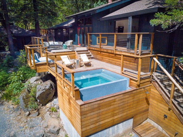 Outdoor spa tub