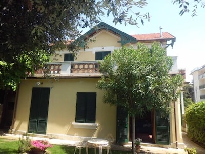 Schšnes Haus nahe dem Meer mit einer schšnen Terrasse mit Blick aufs Meer