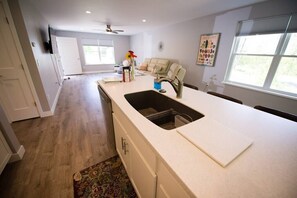 Kitchen island/eat-in bar counter space