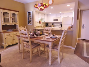 Dining Room - Seats 6, tiled entry & kitchen, granite countertops