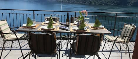 AL FRESCO DINING ON THE TERRACE OF VILLA PANORAMICA