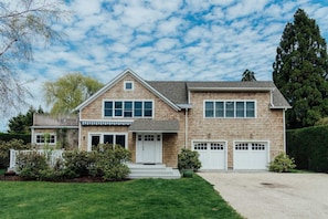 House seen from the Front
Detail 4