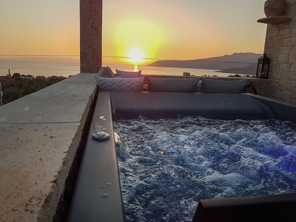 Outdoor spa tub