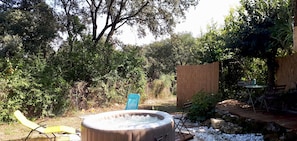 Jacuzzi à l'abri des regards