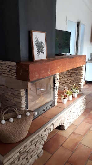 Cheminée à insert et télévision écran plat