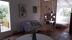 Séjour spacieux ouvrant sur la terrasse par une porte-fenêtre