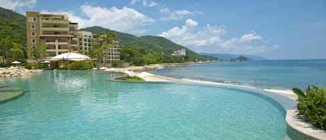 Overlook your beautiful scenery in the this breathtaking infinity pool.