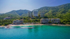 Few beach destinations can boast jungle covered mountains, spectacular beaches