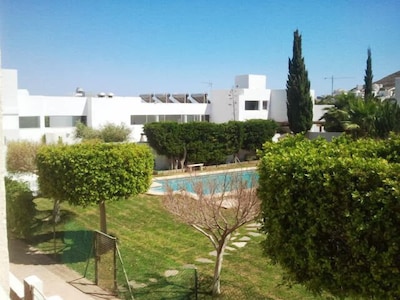 Cómoda casa con terraza encantadora cerca de playas espectaculares